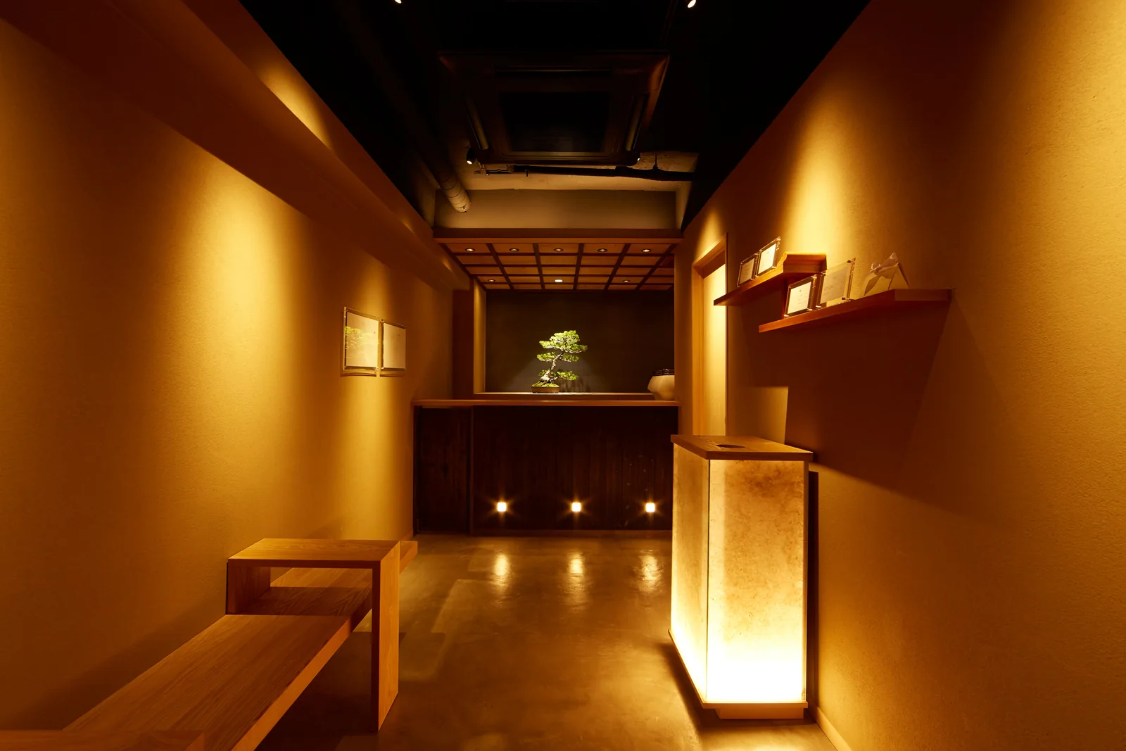 BONGEN COFFEE 银座店有盆栽与烧杉细节的安静日式空间