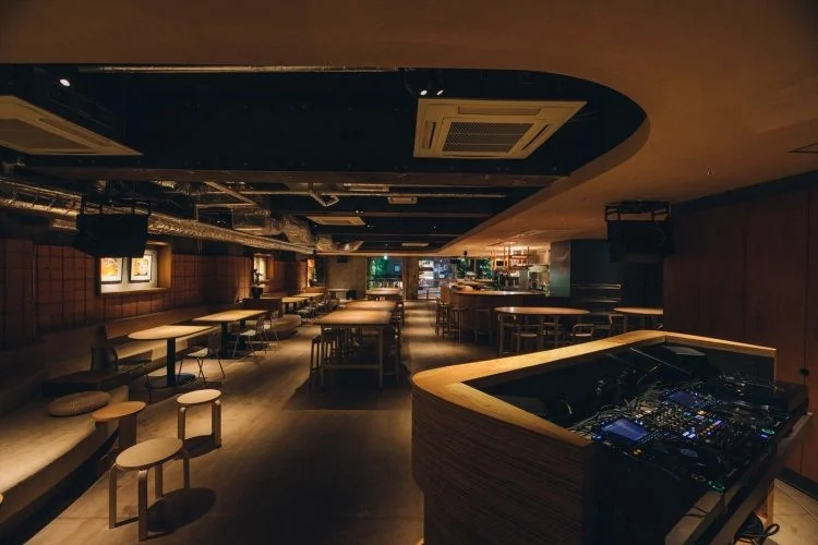 Common Roppongi 的开放空间与前景 DJ 控台