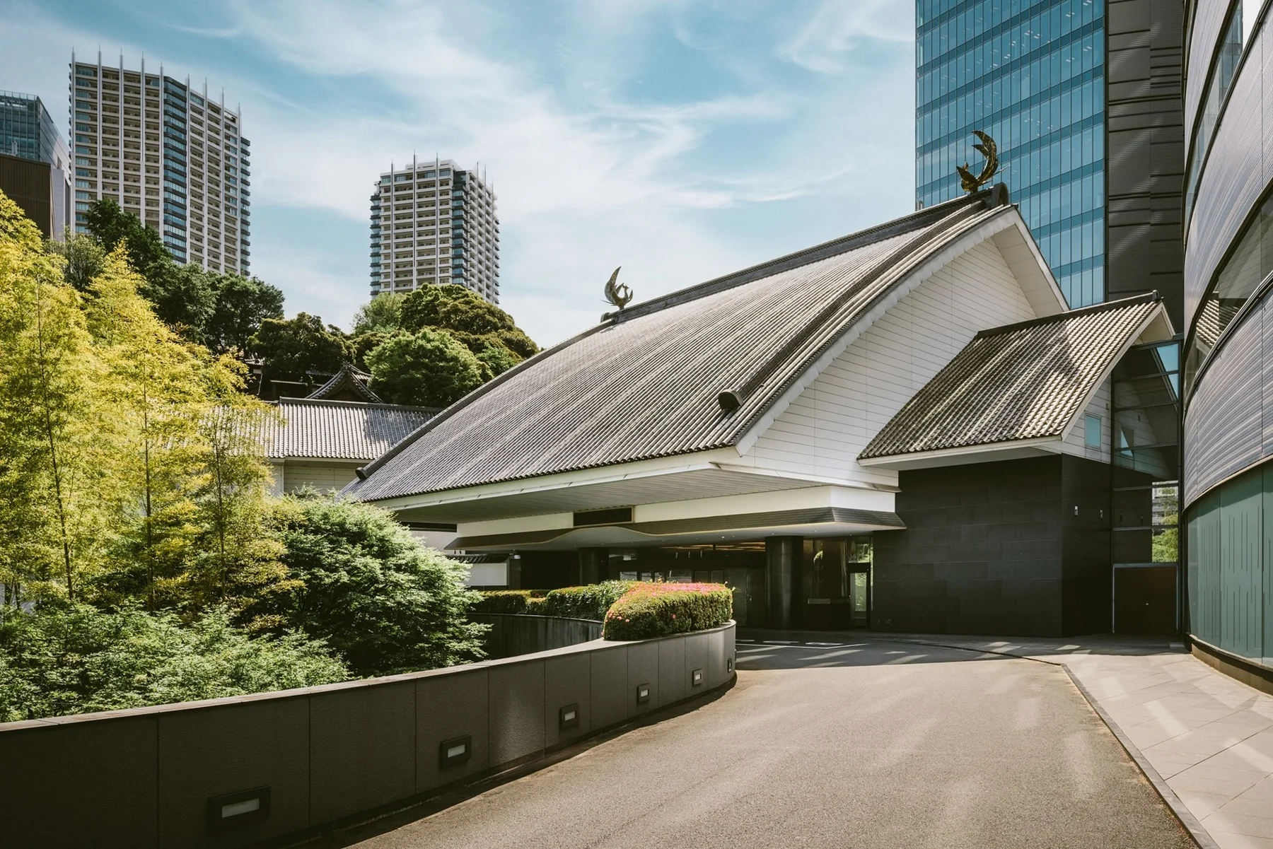 雅叙园东京传统屋顶与现代城市建筑并置的入口
