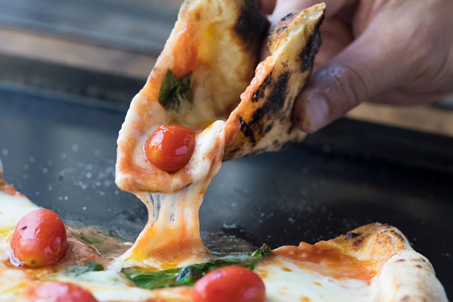 Pizza Studio Tamaki 薪窑披萨出炉瞬间